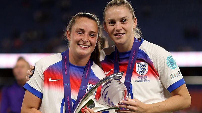 Ella Toone and Alessia Russo with their Euro 2025 medals and trophy