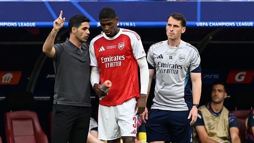 Mikel Arteta gives some instructions to Christhian Mosquera as Tom Allen looks on