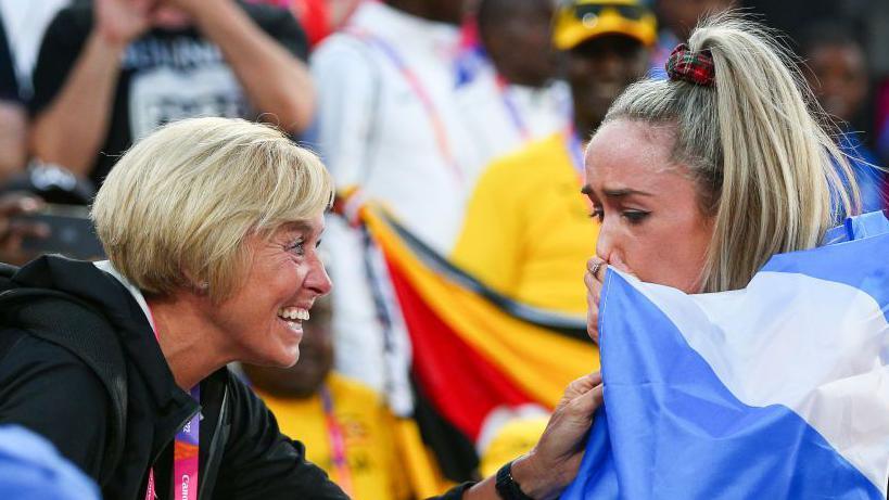 Eilish McColgan of Team Scotland celebrates winning the gold medal with her mother and coach Liz Nuttall 