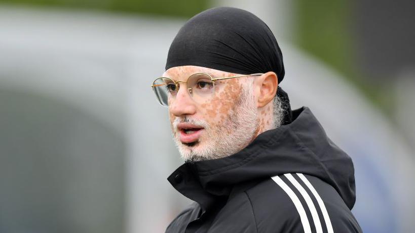 Ashvir Singh Johal stojí na dotykovej línii počas mládežníckeho zápasu Leicester City