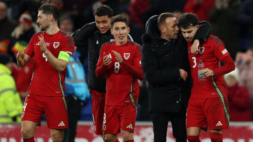 Craig Bellamy speaks to Neco Williams after a Wales game