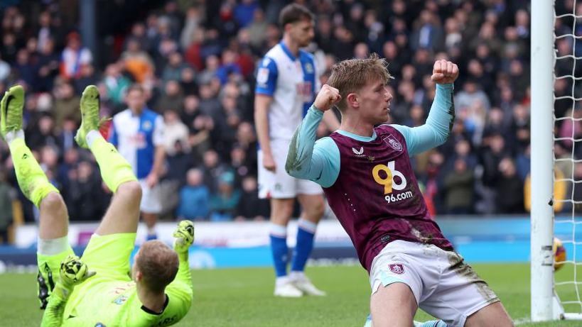 Zian Flemming celebrating his goal for Burnley against Blackburn