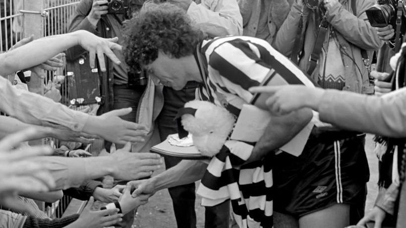 Kevin Keegan getting welcomed by Newcastle fans after arriving as a player from Southampton
