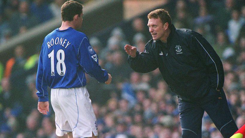 Wayne Rooney speaking to David Moyes during an Everton match in 2002