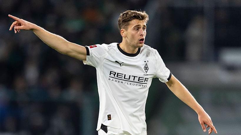 Oscar Fraulo in action for Borussia Monchengladbach