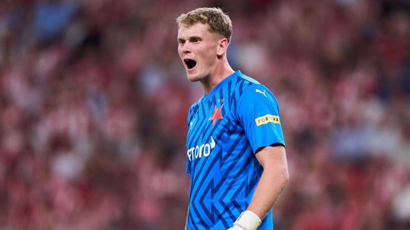 Antonin Kinsky facing Athletic Club while playing for Slavia Prague