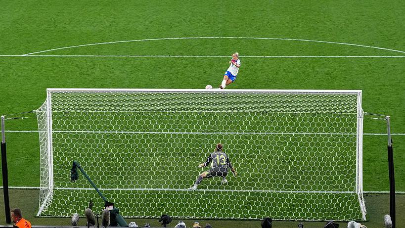 Beth Mead taking a penalty
