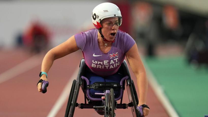 Wheelchair racer Hannah Cockroft in action