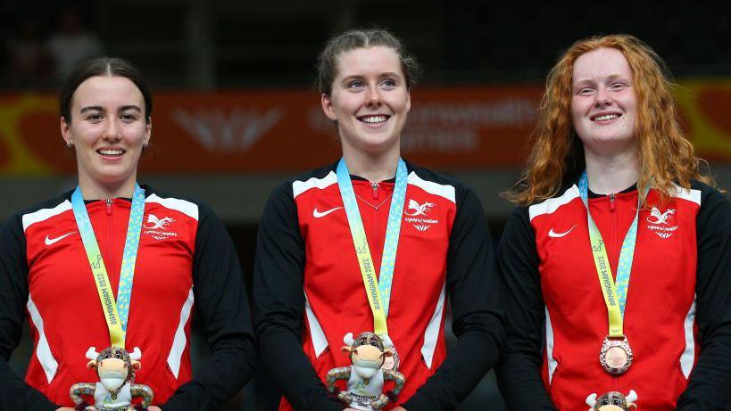 Lowri Thomas, Emma Finucane and Rhian Edmunds with their bronze medals at the Birmingham 2022 Games