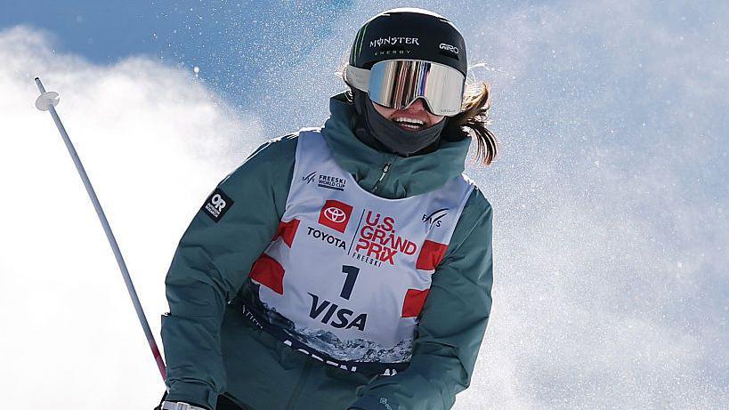 Zoe Atkin sonríe después de correr