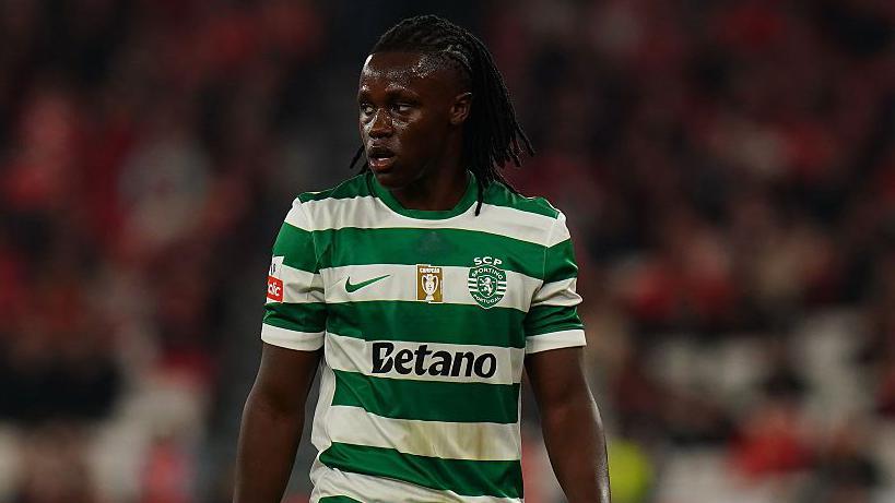 Geovany Quenda glancing across the pitch while playing for Sporting at Benfica
