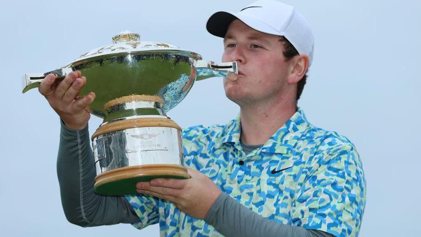 Robert MacIntyre kisses the Scottish Open trophy