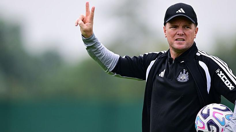 Eddie Howe in training