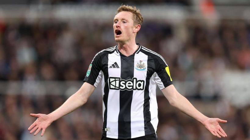 Sean Longstaff playing for Newcastle