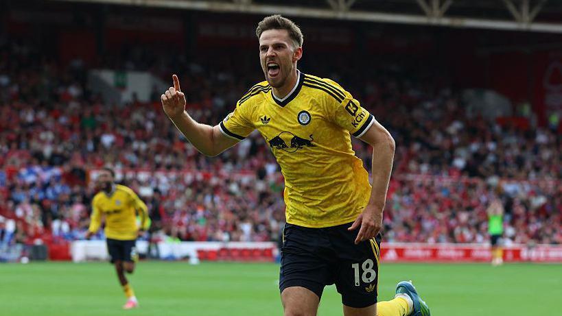 El centrocampista alemán del Leeds United, Anton Stach, con el número 18, celebra tras marcar el primer gol durante el partido de la Premier League inglesa entre el Nottingham Forest y el Leeds United.