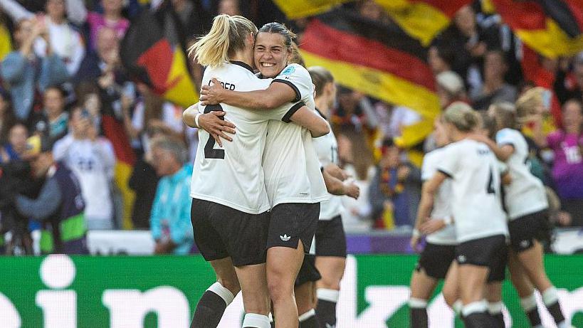Carlotta Wamser  celebrates