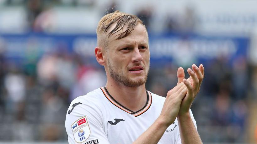 Harry Darling applauds Swansea fans