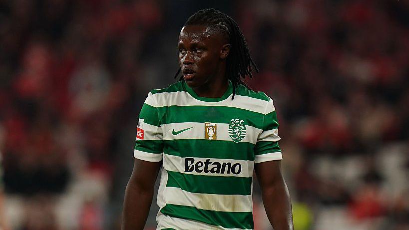 Geovany Quenda mirando a través del campo mientras juega para el Sporting