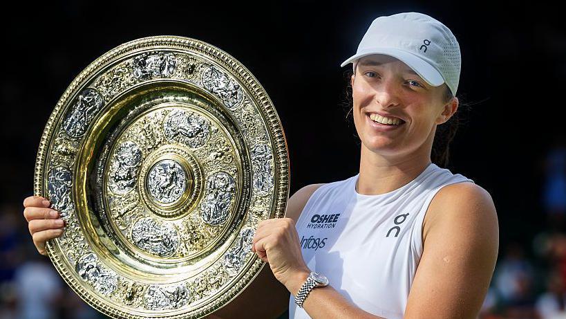 Iga Swiatek with the Wimbledon trophy in 2025