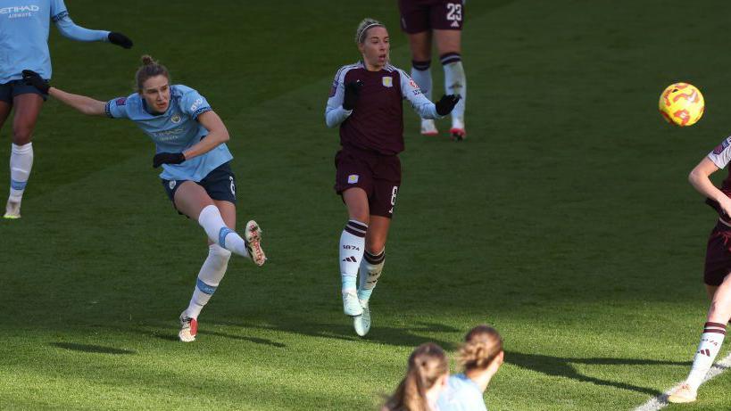 Vivianne Miedema goal makes it 2-1 to City