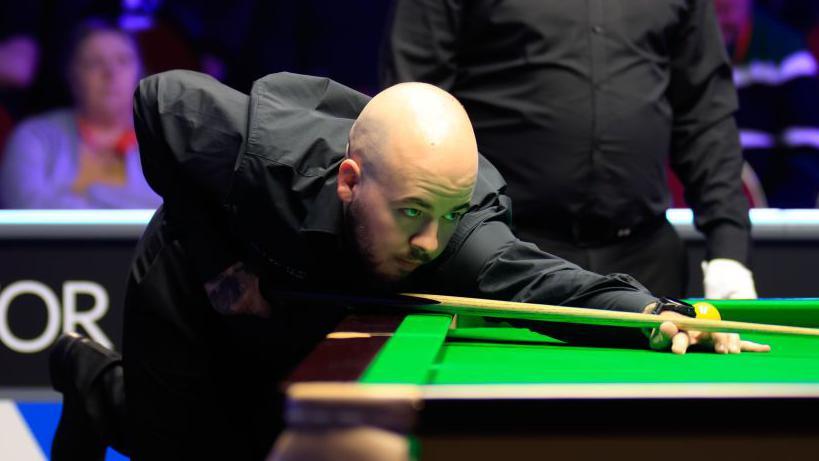 Luca Brecel se prepara para disparar
