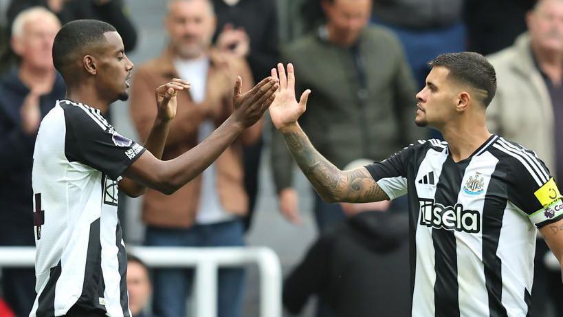 Newcastle players Alexander Isak and Bruno Guimaraes