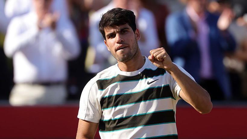 Carlos Alcaraz celebrates winning in the quarter-finals at Queen's