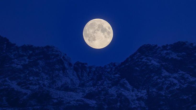 Cold Moon rising behind Mount Erek in 2022.