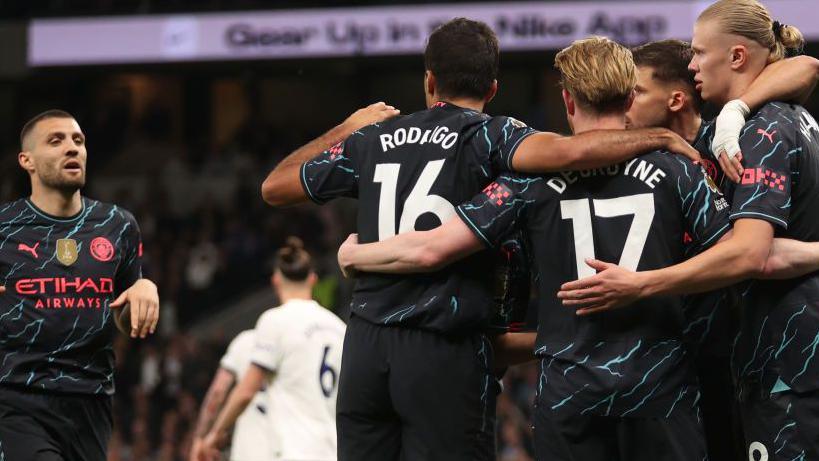 Manchester City players celebrate Erling Haaland's opening goal