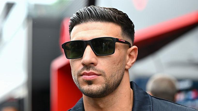 Tommy Fury wears sunglasses