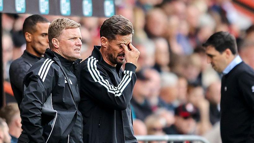 Eddie Howe with assistant Jason Tindall during the Premier League match between Bournemouth and Newcastle United at the Vitality Stadium on 21 September, 2025