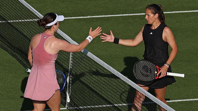 Daria Kasatkina (right) shakes hands with Lulu Sun