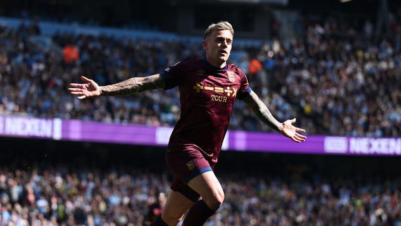 Sammie Szmodics celebrates his goal against Manchester City