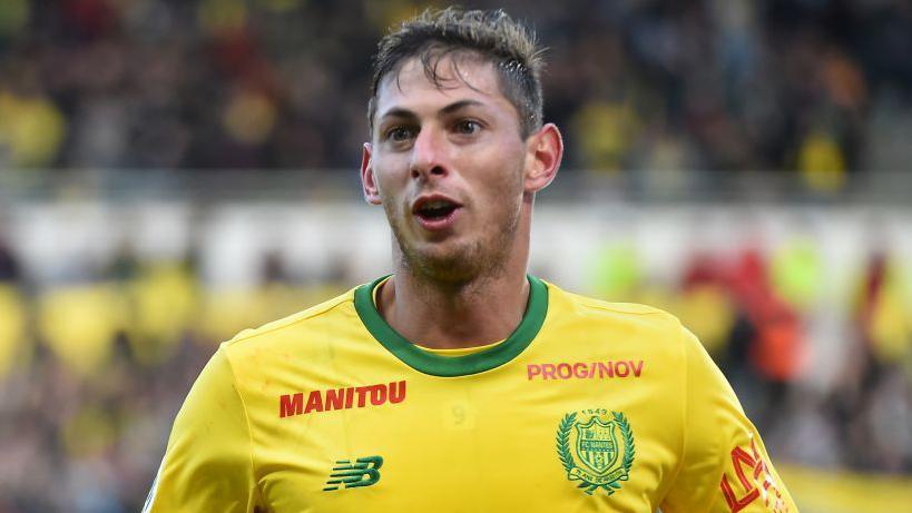 Emiliano Sala yn gwisgo crys pel-droed Football Club de Nantes yn ystod gem 