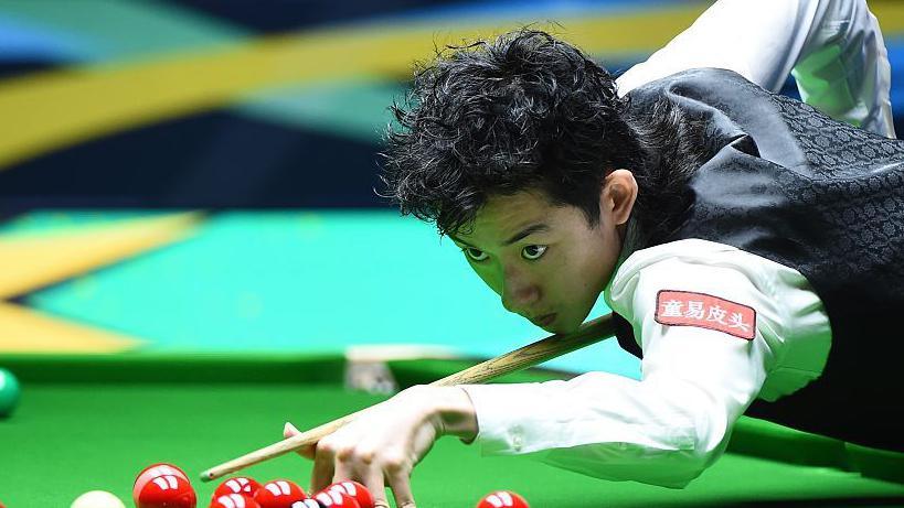 Wu Yize playing a shot