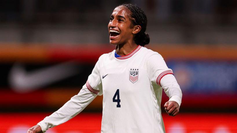 Naomi Girma playing for the USA