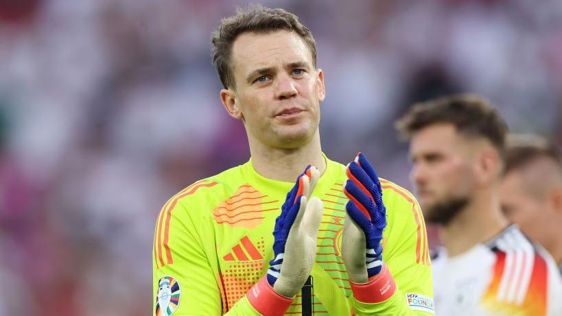 Manuel Neuer clapping