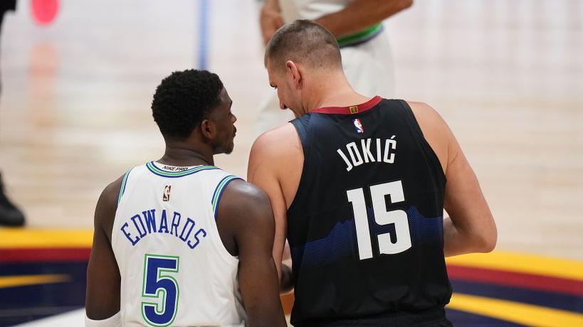 Anthony Edwards talking with Nikola Jokic on the court