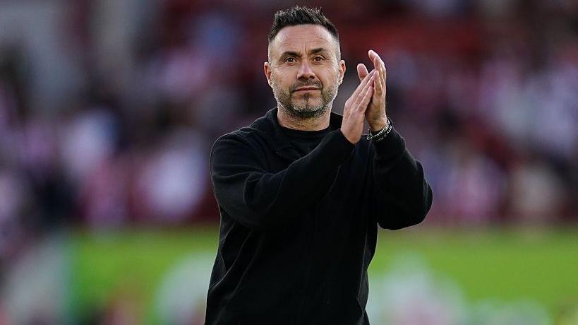 Spurs boss Roberto de Zerbi claps supporters