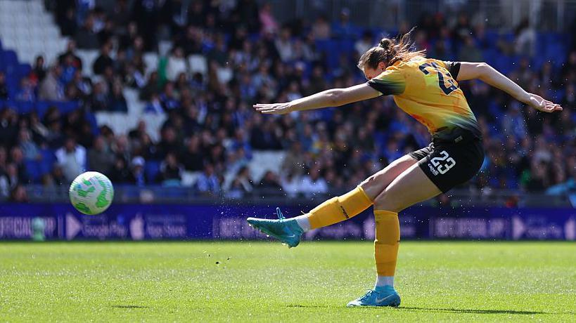 Izzy Goodwin shoots and scores for London City Lionesses