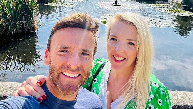 Mae Trystan a Siân bellach yn rhedeg cwmni gyda'i gilydd ac yn magu eu plant