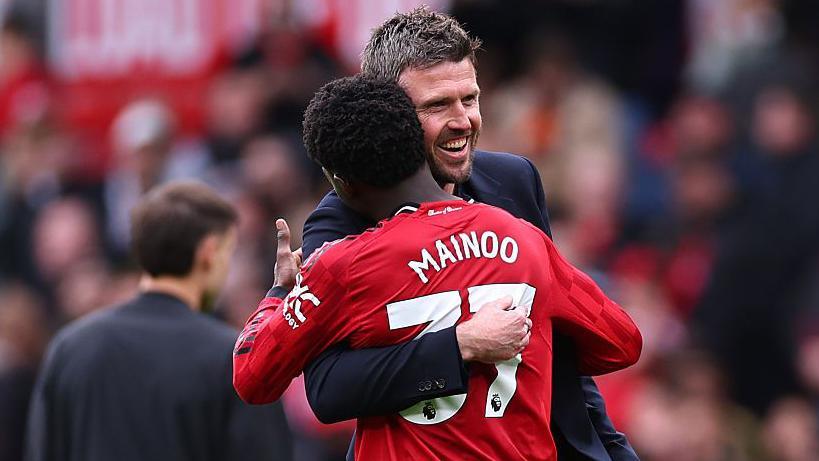 Manchester United head coach / manager Michael Carrick celebrates with Kobbie Mainoo 