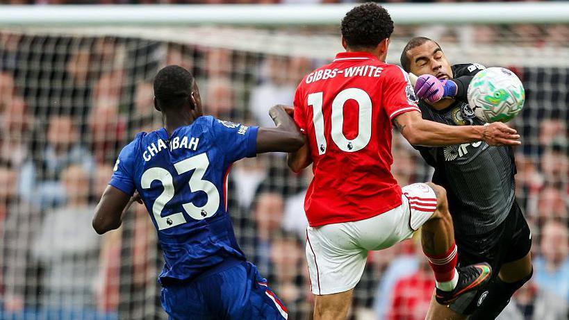 Robert Sánchez del Chelsea y Morgan Gibbs-White del Nottingham Forest chocan.