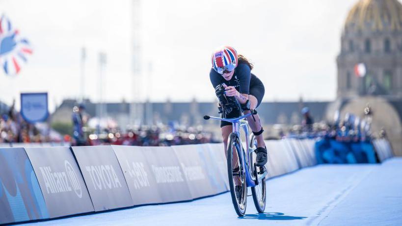 Lauren Steadman on her bike during Paris 2024