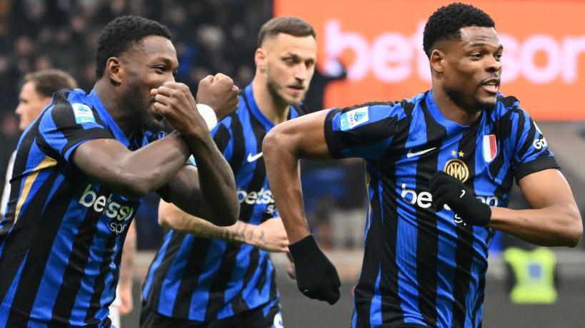 Denzel Dumfries celebrating scoring for Inter