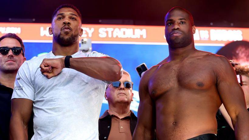 Anthony Joshua and Daniel Dubois pose for pictures