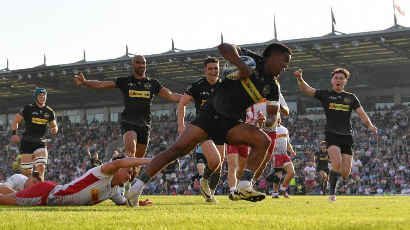 Immanuel Feyi-Waboso scores a try for Exeter against Harlequins