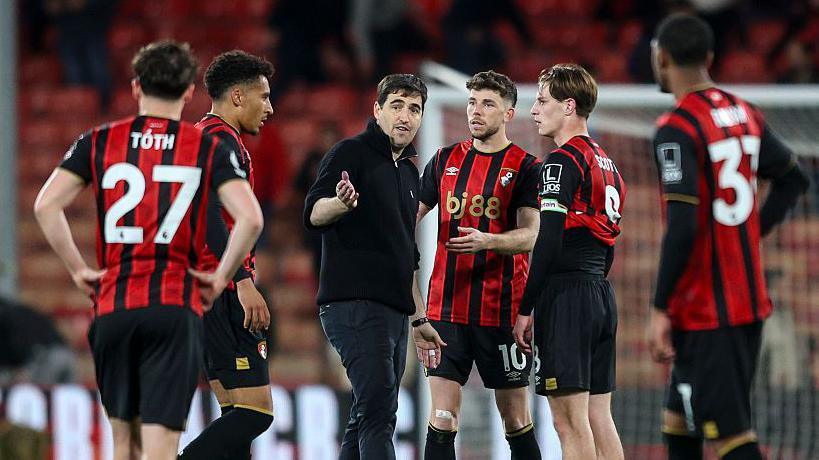 Bournemouth manager Andoni Iraola with his players after the game.