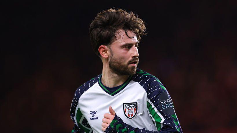 Patrick Roberts keeps a keen eye on the game during his time at Sunderland