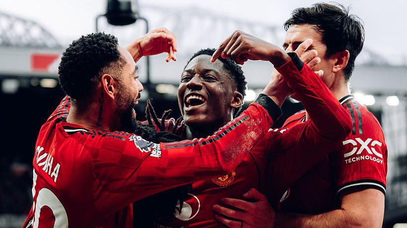 Mainoo celebrates a goal with Cunha and Maguire at Man Utd